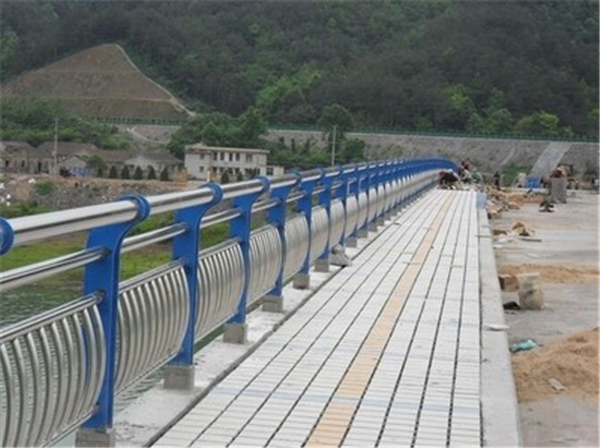 通州不锈钢桥梁护栏的特性及其在现代建筑中的应用